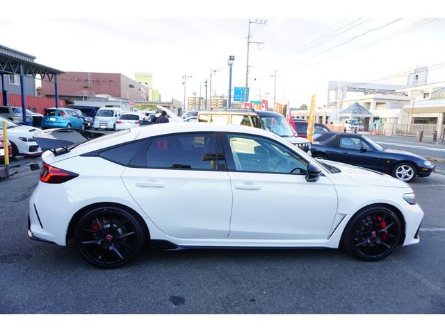 シビック タイプＲ　登録済未使用車　走行距離１０Ｋｍ　６速マニュアル車　バックカメラ　ナビフルセグＴＶ　Ｂｌｕｅｔｏｏｔｈ　ＥＴＣ　純正１９インチホイール（10枚目）