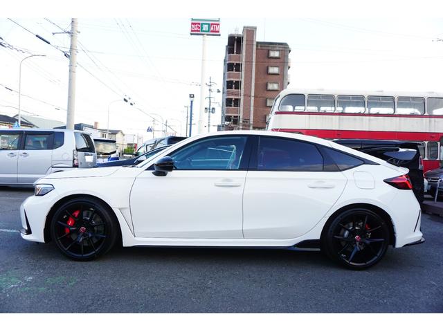 シビック タイプＲ　登録済未使用車　走行距離１０Ｋｍ　６速マニュアル車　バックカメラ　ナビフルセグＴＶ　Ｂｌｕｅｔｏｏｔｈ　ＥＴＣ　純正１９インチホイール（14枚目）