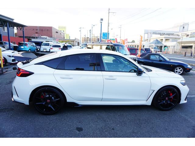 シビック タイプＲ　登録済未使用車　走行距離１０Ｋｍ　６速マニュアル車　バックカメラ　ナビフルセグＴＶ　Ｂｌｕｅｔｏｏｔｈ　ＥＴＣ　純正１９インチホイール（18枚目）