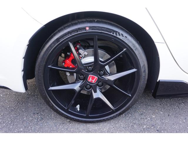 シビック タイプＲ　登録済未使用車　走行距離１０Ｋｍ　６速マニュアル車　バックカメラ　ナビフルセグＴＶ　Ｂｌｕｅｔｏｏｔｈ　ＥＴＣ　純正１９インチホイール（22枚目）