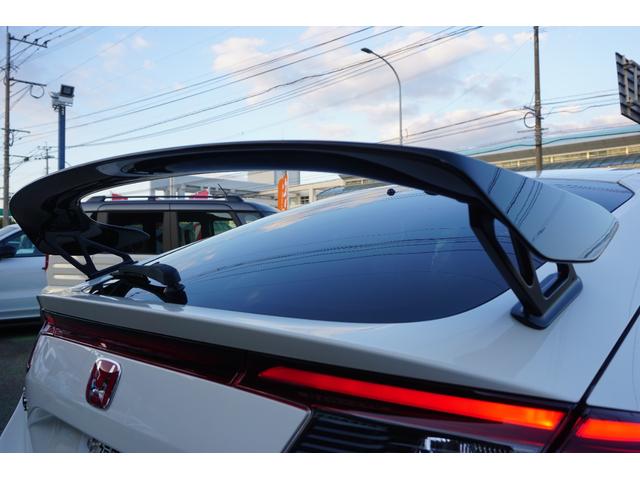 シビック タイプＲ　登録済未使用車　走行距離１０Ｋｍ　６速マニュアル車　バックカメラ　ナビフルセグＴＶ　Ｂｌｕｅｔｏｏｔｈ　ＥＴＣ　純正１９インチホイール（28枚目）