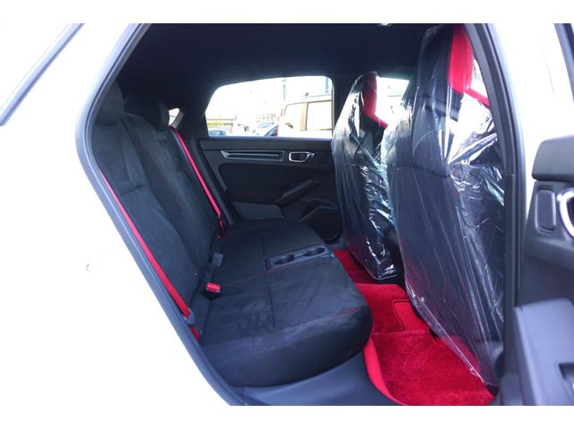 シビック タイプＲ　登録済未使用車　走行距離１０Ｋｍ　６速マニュアル車　バックカメラ　ナビフルセグＴＶ　Ｂｌｕｅｔｏｏｔｈ　ＥＴＣ　純正１９インチホイール（38枚目）