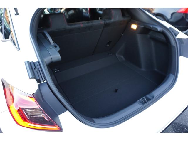 シビック タイプＲ　登録済未使用車　走行距離１０Ｋｍ　６速マニュアル車　バックカメラ　ナビフルセグＴＶ　Ｂｌｕｅｔｏｏｔｈ　ＥＴＣ　純正１９インチホイール（62枚目）