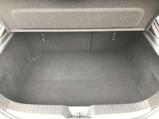 MAZDA3ファストバック 20S TRGSEL レザーシート Pシート フルセグTV レーダークルーズ LEDヘッドライト キーレス 衝突被害軽減ブレーキ シートヒーター スマートキー バックカメラ ETC アイドリングストップ ナビTV 4WD(9枚目)