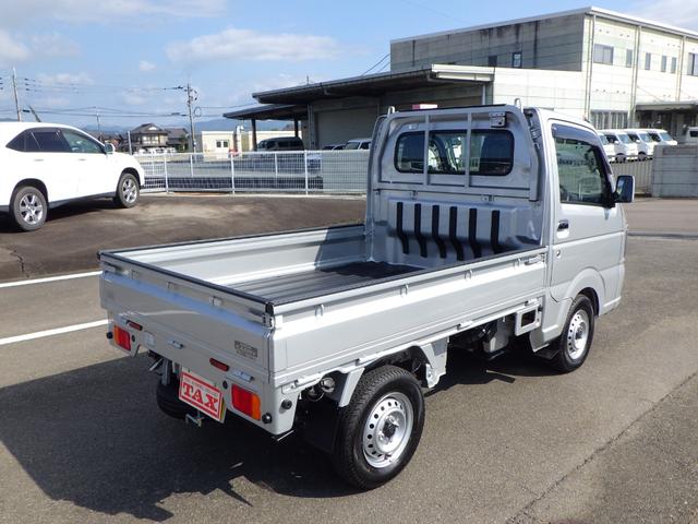 キャリイトラック 農繁スペシャル　４５３ｋｍ　高低切替レバー式４ＷＤ　デフロック　パワーウインド　キーレスエントリー　三方開ゲート＆鳥居ゴム　リアゲートチェーン　作業灯　フロアマット　サイドバイザー　荷台マット　キャビンバックモール（5枚目）
