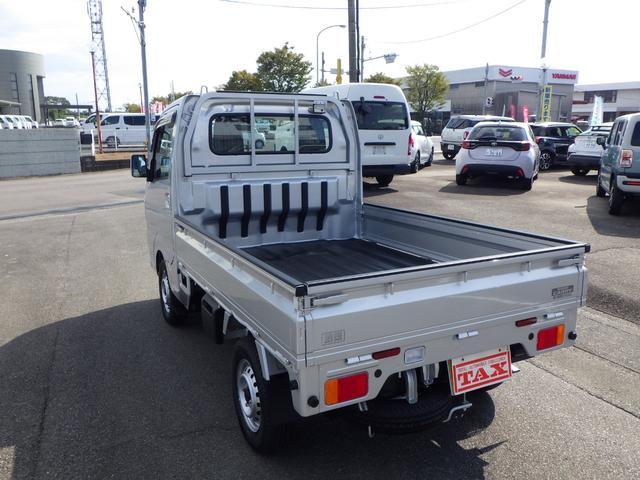 キャリイトラック 農繁スペシャル　４５３ｋｍ　高低切替レバー式４ＷＤ　デフロック　パワーウインド　キーレスエントリー　三方開ゲート＆鳥居ゴム　リアゲートチェーン　作業灯　フロアマット　サイドバイザー　荷台マット　キャビンバックモール（7枚目）