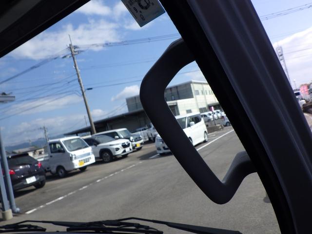 キャリイトラック 農繁スペシャル　４５３ｋｍ　高低切替レバー式４ＷＤ　デフロック　パワーウインド　キーレスエントリー　三方開ゲート＆鳥居ゴム　リアゲートチェーン　作業灯　フロアマット　サイドバイザー　荷台マット　キャビンバックモール（32枚目）
