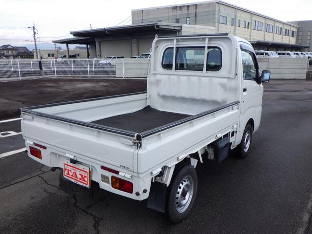 ハイゼットトラック スタンダード　６１４９１ｋｍ　有効車検期限８／１２　ワンタッチボタン式パートタイム４ＷＤ　ＡＣ　ＰＳ　ヘッドライトレベライザー　荷台ゴムマット　三方開プロテクターゴム　鳥居ゲートゴム　リアゲートチェーン（5枚目）