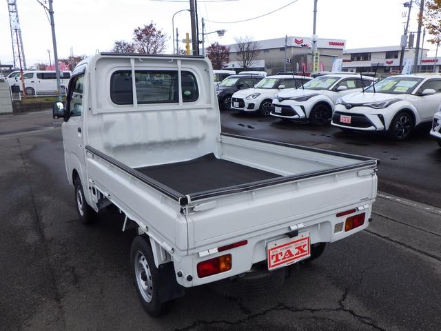 ハイゼットトラック スタンダード　６１４９１ｋｍ　有効車検期限８／１２　ワンタッチボタン式パートタイム４ＷＤ　ＡＣ　ＰＳ　ヘッドライトレベライザー　荷台ゴムマット　三方開プロテクターゴム　鳥居ゲートゴム　リアゲートチェーン（7枚目）