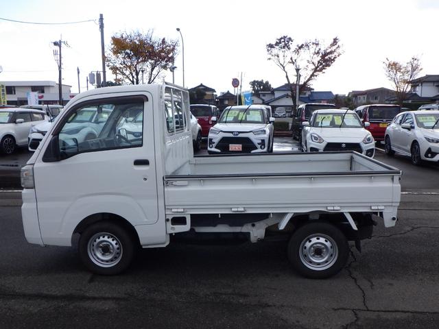 ハイゼットトラック スタンダード　６１４９１ｋｍ　有効車検期限８／１２　ワンタッチボタン式パートタイム４ＷＤ　ＡＣ　ＰＳ　ヘッドライトレベライザー　荷台ゴムマット　三方開プロテクターゴム　鳥居ゲートゴム　リアゲートチェーン（8枚目）