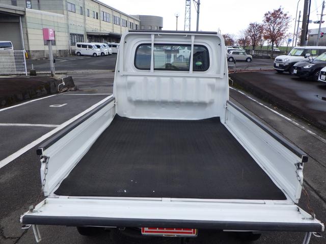 ハイゼットトラック スタンダード　６１４９１ｋｍ　有効車検期限８／１２　ワンタッチボタン式パートタイム４ＷＤ　ＡＣ　ＰＳ　ヘッドライトレベライザー　荷台ゴムマット　三方開プロテクターゴム　鳥居ゲートゴム　リアゲートチェーン（13枚目）