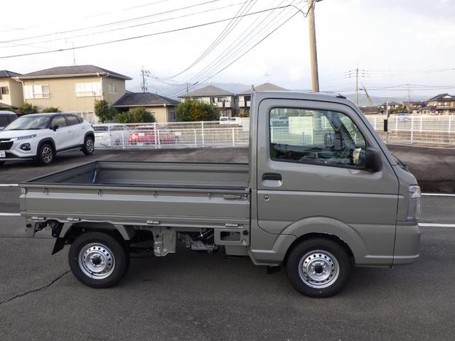 キャリイトラック ＫＣエアコン・パワステ農繁仕様　４ＷＤ　４ＡＴ　オートライト　オートハイビーム　パワーウインド　キーレスエントリー　三方開プロテクターゴム　鳥居ゲートゴム　リアゲートチェーン　作業灯　ＬＥＤ室内灯　衝突被害軽減ブレーキ（4枚目）