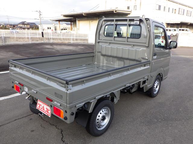 キャリイトラック ＫＣエアコン・パワステ農繁仕様　４ＷＤ　４ＡＴ　オートライト　オートハイビーム　パワーウインド　キーレスエントリー　三方開プロテクターゴム　鳥居ゲートゴム　リアゲートチェーン　作業灯　ＬＥＤ室内灯　衝突被害軽減ブレーキ（5枚目）