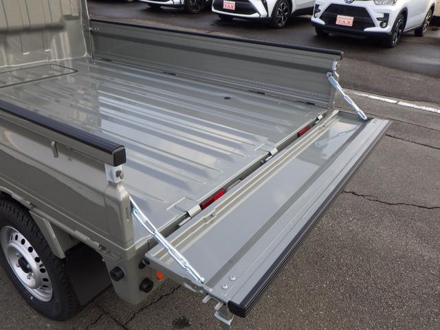 キャリイトラック ＫＣエアコン・パワステ農繁仕様　４ＷＤ　４ＡＴ　オートライト　オートハイビーム　パワーウインド　キーレスエントリー　三方開プロテクターゴム　鳥居ゲートゴム　リアゲートチェーン　作業灯　ＬＥＤ室内灯　衝突被害軽減ブレーキ（17枚目）