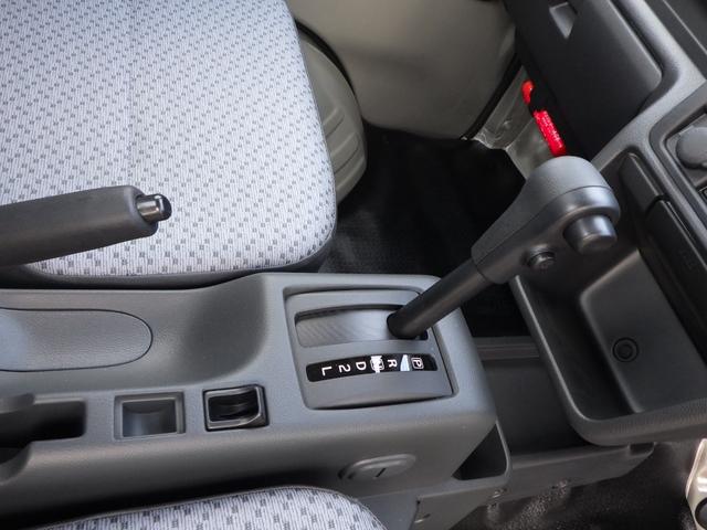 キャリイトラック ＫＣエアコン・パワステ農繁仕様　４ＷＤ　４ＡＴ　オートライト　オートハイビーム　パワーウインド　キーレスエントリー　三方開プロテクターゴム　鳥居ゲートゴム　リアゲートチェーン　作業灯　ＬＥＤ室内灯　衝突被害軽減ブレーキ（24枚目）