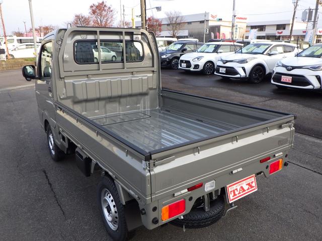 キャリイトラック ＫＣエアコン・パワステ農繁仕様　４ＷＤ　４ＡＴ　オートライト　オートハイビーム　パワーウインド　キーレスエントリー　三方開プロテクターゴム　鳥居ゲートゴム　リアゲートチェーン　作業灯　ＬＥＤ室内灯　衝突被害軽減ブレーキ（7枚目）