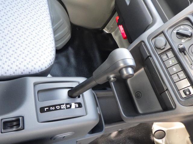 キャリイトラック ＫＣエアコン・パワステ農繁仕様　４ＷＤ　４ＡＴ　オートライト　オートハイビーム　パワーウインド　キーレスエントリー　三方開プロテクターゴム　鳥居ゲートゴム　リアゲートチェーン　作業灯　ＬＥＤ室内灯　衝突被害軽減ブレーキ（24枚目）