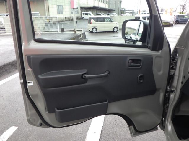 キャリイトラック ＫＸ　高低速２段切替式パートタイム４ＷＤ　デフロック機構電動格納ミラー　ＬＥＤヘッドライト　フォグランプ　パワーウインド　キーレス　純正ＣＤ　２スピーカー　リアゲートチェーン　作業灯　ＬＥＤ室内灯（32枚目）