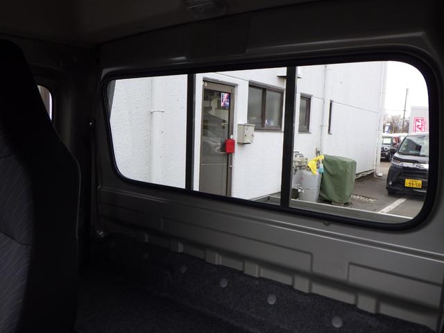 スーパーキャリイ Ｘ　８ｋｍ　現行型　ワンタッチ切替式４ＷＤ　ＬＥＤヘッドライト＆フォグランプ　パワーウインド　キーレスエントリー　電動格納ミラー　リアゲートチェーン　ＬＥＤ作業灯　オーバーヘッドシェルフ　２スピーカー（32枚目）