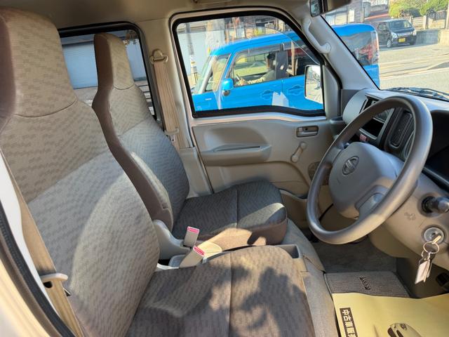 ＮＶ１００クリッパーバン ＤＸ　１オーナー　５ドア　集中ドアロック　プライバシーガラス　取説　整備手帳（8枚目）