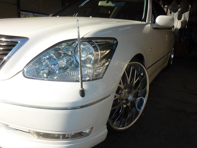 セルシオ ｅＲ仕様　電動コーナーポール　サンルーフ　本皮エアーシート　フルエアロ　アラゴスタ車高調　２０インチ深リム　フィルム　ＤＶＤナビ　ＤＶＤ再生　バックカメラ　ＥＴＣ　イージークローザードア（34枚目）