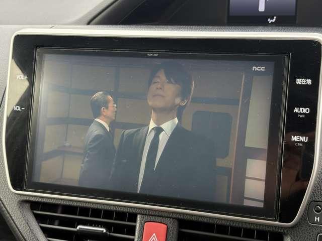 ヴォクシー 　バックカメラ　ＴＶ　オートクルーズコントロール　レーンアシスト　衝突被害軽減システム　両側スライド・片側電動　オートマチックハイビーム　エアロ　スマートキー　アイドリングストップ　電動格納ミラー（4枚目）