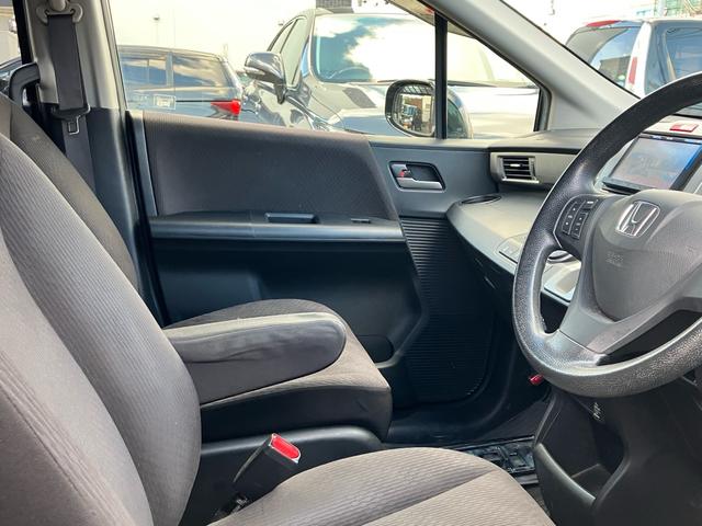 フリード G ジャストセレクション スマートキー SDナビ フルセグ DVD再生 Bluetooth SDカード 後席モニターBカメラ ETC HIDライト 社外14AW オートA/C 両面自動ドア ドアミラーウインカー 6人乗(6枚目)