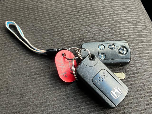 フリード G ジャストセレクション スマートキー SDナビ フルセグ DVD再生 Bluetooth SDカード 後席モニターBカメラ ETC HIDライト 社外14AW オートA/C 両面自動ドア ドアミラーウインカー 6人乗(18枚目)