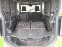 後部座席を倒せばフラットで広々とした荷室になります。