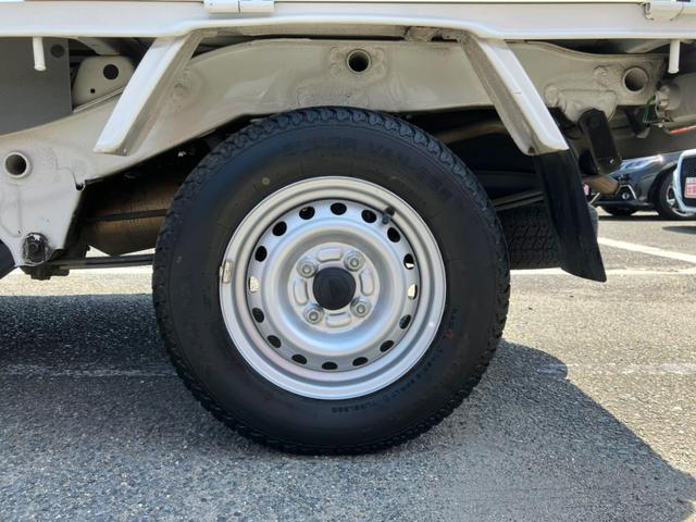 エアコン・パワステスペシャルVS 4WD 5速ミッション車 全国2年/走行無制限保証 特別仕様車 ワンオーナー/禁煙車 三方開 荷台作業灯 泥よけ純正 ドアバイザー純正 フロアマット純正 AM/FMラジオ ゴムラバー付きアオリ(34枚目)