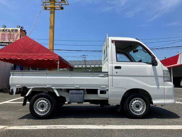 エアコン・パワステスペシャルVS 4WD 5速ミッション車 全国2年/走行無制限保証 特別仕様車 ワンオーナー/禁煙車 三方開 荷台作業灯 泥よけ純正 ドアバイザー純正 フロアマット純正 AM/FMラジオ ゴムラバー付きアオリ(44枚目)