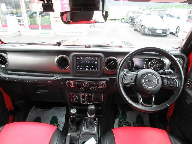 ジープ・ラングラーアンリミテッド スポーツ　ディーラー車　衝突被害軽減ブレーキ　前後ドライブレコーダー　サイドモニター　バックモニター　クルーズコントロール　レザー調シートカバー　純正ルーフレール（2枚目）