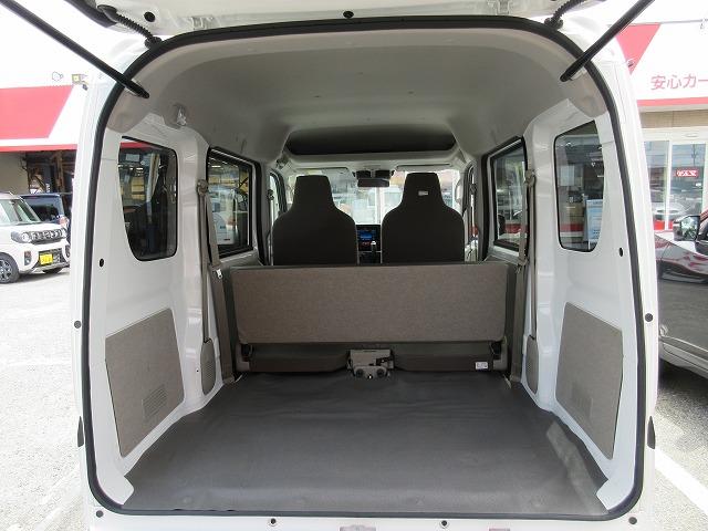 エブリイ ＰＡ　セーフティサポート装着車　後退時ブレーキサポート　新車メーカー保証継承　バックカメラ付きデイスプレイオーデイオ　オートライト　エアコン　パワステ　オーバーヘッドコンソールＢＯＸ　ラバーマット　禁煙車（12枚目）