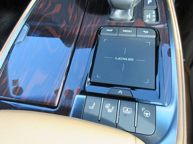 ＬＳ ＬＳ５００ｈ　エグゼクティブ　後期モデル　走行距離８．９８５キロ　サンルーフ　Ｌ－アニリン本革エアーシート　純正２０インチアルミ　リアエンターテインメント　マークレビンソン　後席オットマン／リラクゼーション　純正１２．３型ナビ（25枚目）