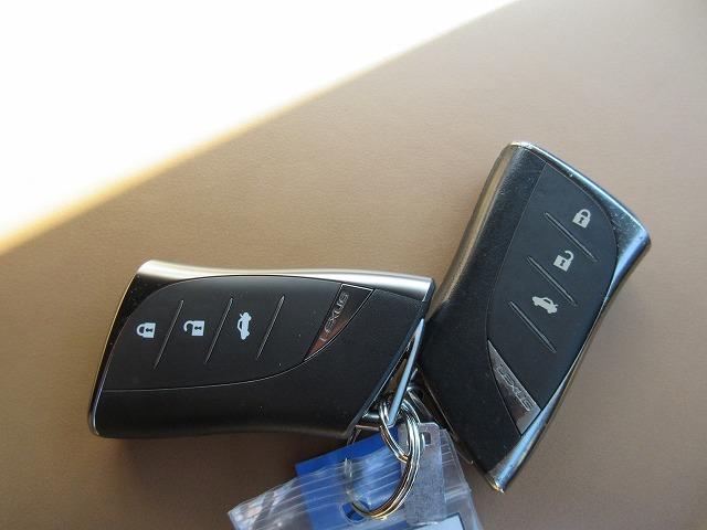 ＬＳ ＬＳ５００ｈ　エグゼクティブ　後期モデル　走行距離８．９８５キロ　サンルーフ　Ｌ－アニリン本革エアーシート　純正２０インチアルミ　リアエンターテインメント　マークレビンソン　後席オットマン／リラクゼーション　純正１２．３型ナビ（27枚目）