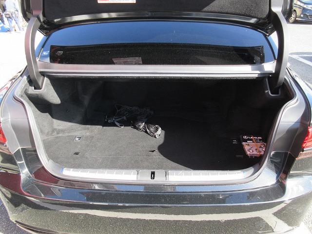 ＬＳ ＬＳ５００ｈ　エグゼクティブ　後期モデル　走行距離８．９８５キロ　サンルーフ　Ｌ－アニリン本革エアーシート　純正２０インチアルミ　リアエンターテインメント　マークレビンソン　後席オットマン／リラクゼーション　純正１２．３型ナビ（30枚目）