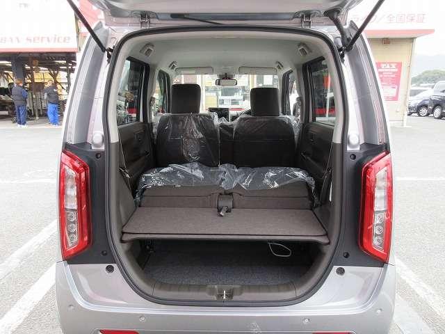 後部座席を倒すことで大きな荷物もラクラク入ります♪