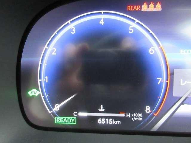 クラウンクロスオーバー Ｇアドバンスド・レザーパッケージ　トヨタセーフティセンス　本革エアーパワーシート　本革ハンドル／ステアリングヒーター　パワーバックドア　純正２１インチアルミ　純正１２．３型ナビ　全方位モニター　ヘッドアップディスプレイ　禁煙車（6枚目）