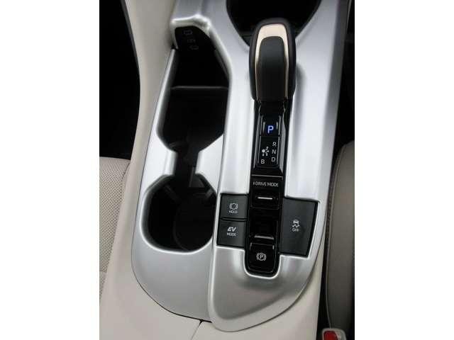 クラウンクロスオーバー Ｇアドバンスド・レザーパッケージ　トヨタセーフティセンス　本革エアーパワーシート　本革ハンドル／ステアリングヒーター　パワーバックドア　純正２１インチアルミ　純正１２．３型ナビ　全方位モニター　ヘッドアップディスプレイ　禁煙車（12枚目）