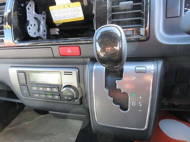 ハイエースバン スーパーＧＬ　ダークプライムＩＩ　ディーゼルターボ　寒冷地仕様　登録済未使用車　メーカーオプション／両側パワースライドドア／リアフォグ／純正１５インチアルミ／デジタルインナーミラー／フロントドアスカッフ　モデリスタＦスポデイライト付（12枚目）
