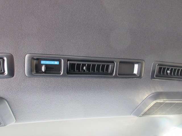 ハイエースバン スーパーＧＬ　ダークプライムＩＩ　ディーゼルターボ　寒冷地仕様　登録済未使用車　メーカーオプション／両側パワースライドドア／リアフォグ／純正１５インチアルミ／デジタルインナーミラー／フロントドアスカッフ　モデリスタＦスポデイライト付（14枚目）