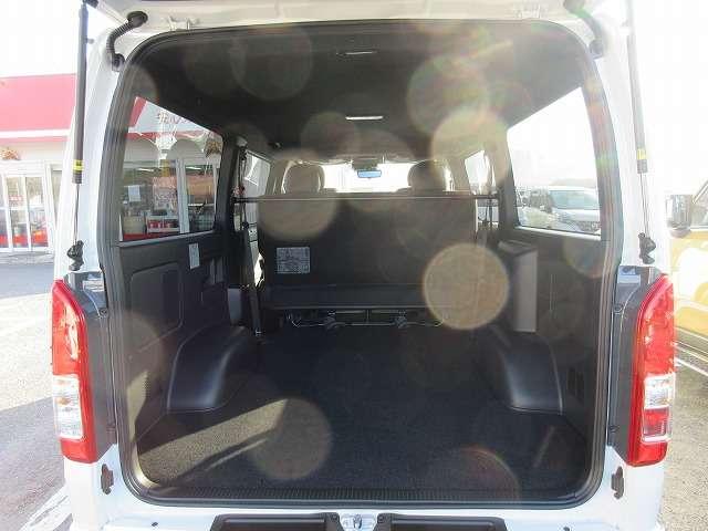ハイエースバン スーパーＧＬ　ダークプライムＩＩ　ディーゼルターボ　寒冷地仕様　登録済未使用車　メーカーオプション／両側パワースライドドア／リアフォグ／純正１５インチアルミ／デジタルインナーミラー／フロントドアスカッフ　モデリスタＦスポデイライト付（17枚目）
