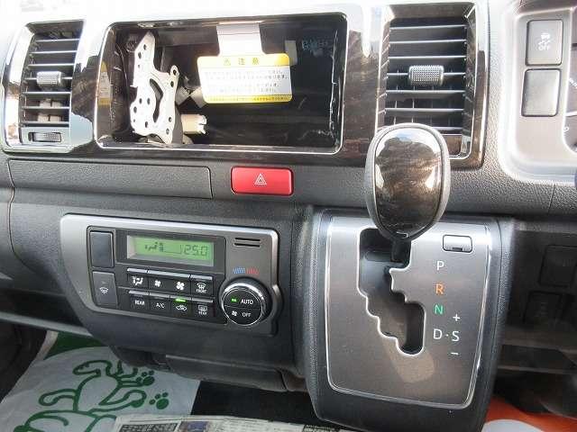 ハイエースバン スーパーＧＬ　ダークプライムＩＩ　ディ―ゼルターボ　寒冷地仕様　登録済未使用車　メーカーオプション／両側パワースライドドア／リアフォグ／純正１５インチアルミ／デジタルインナーミラー／フロントドアスカッフ　モデリスタＦスポデイライト付（8枚目）