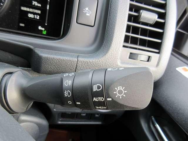 ハイエースバン スーパーＧＬ　ダークプライムＩＩ　ディ―ゼルターボ　寒冷地仕様　登録済未使用車　メーカーオプション／両側パワースライドドア／リアフォグ／純正１５インチアルミ／デジタルインナーミラー／フロントドアスカッフ　モデリスタＦスポデイライト付（13枚目）