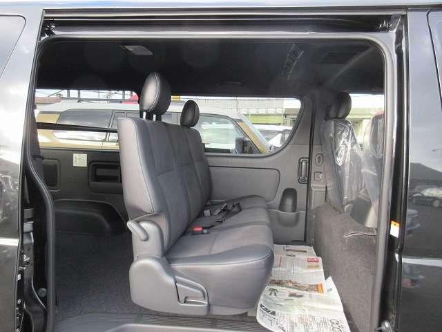 ハイエースバン スーパーＧＬ　ダークプライムＩＩ　ディ―ゼルターボ　寒冷地仕様　登録済未使用車　メーカーオプション／両側パワースライドドア／リアフォグ／純正１５インチアルミ／デジタルインナーミラー／フロントドアスカッフ　モデリスタＦスポデイライト付（15枚目）