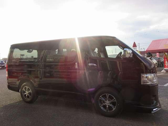 ハイエースバン スーパーＧＬ　ダークプライムＩＩ　ディ―ゼルターボ　寒冷地仕様　登録済未使用車　メーカーオプション／両側パワースライドドア／リアフォグ／純正１５インチアルミ／デジタルインナーミラー／フロントドアスカッフ　モデリスタＦスポデイライト付（23枚目）