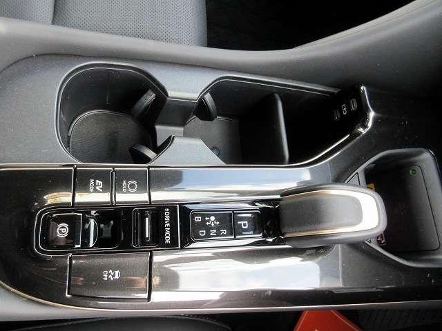 クラウンスポーツ Z ハイブリッド 走行距離14.770キロ 新車メーカー保証継承 ムーンルーフ 黒本革エアーパワーシート パワーバックドア パノラミックビューモニター 純正12.3型ナビ/フルセグTV ハンドルヒーター(13枚目)
