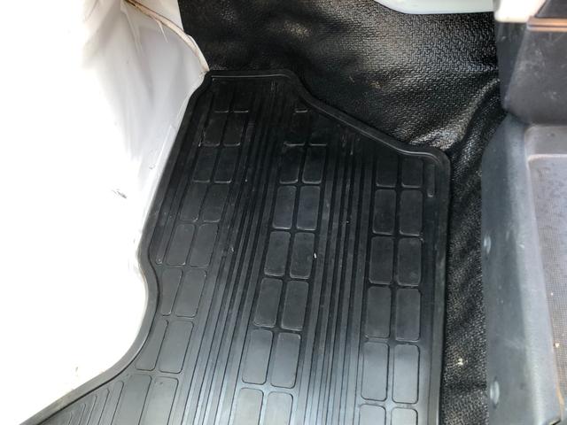 キャリイトラック KCパワステ 4WD 5速ミッション ワンオーナー/禁煙車 タイミングチェーン 三方開 純正AM/FMラジオ ヘッドライトレベライザー(12枚目)