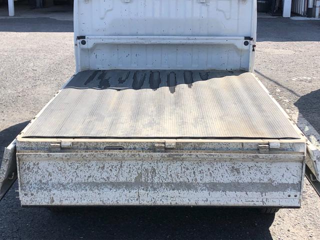 キャリイトラック KCパワステ 4WD 5速ミッション ワンオーナー/禁煙車 タイミングチェーン 三方開 純正AM/FMラジオ ヘッドライトレベライザー(18枚目)