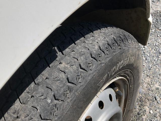 キャリイトラック KCパワステ 4WD 5速ミッション ワンオーナー/禁煙車 タイミングチェーン 三方開 純正AM/FMラジオ ヘッドライトレベライザー(20枚目)